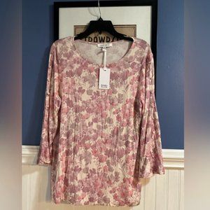NWT. Rose and Olive Women's floral top. Size M
